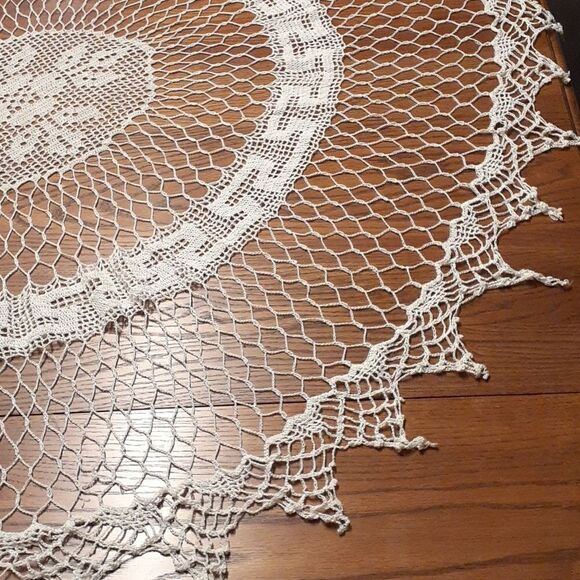 Gorgous vintage 45" hand crocheted ecru table cover - Picture 2 of 8